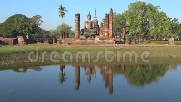 佛寺遗址上的佛像雕塑泰国Sukhothai视频的预览图