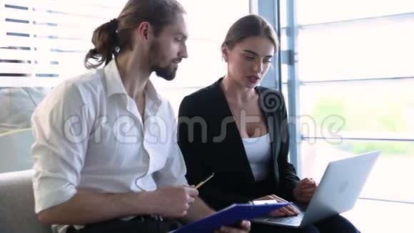 商务办公室从事计算机工作的男女视频的预览图