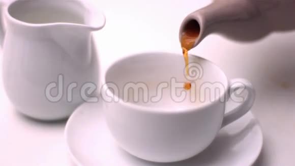 茶壶把茶倒进杯子里视频的预览图