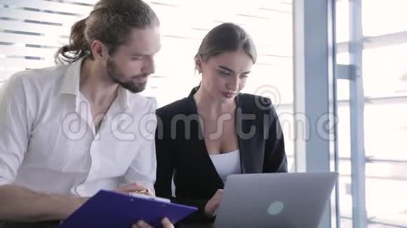 商务办公室从事计算机工作的男女视频的预览图