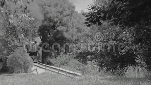 沿着阿米什农场的蒸汽火车视频的预览图