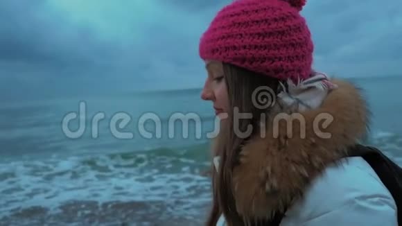 年轻女子在海上行走视频的预览图