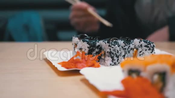 日本餐馆白盘鲑鱼寿司卷视频的预览图