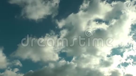 蓝天中的雨云时光流逝视频的预览图