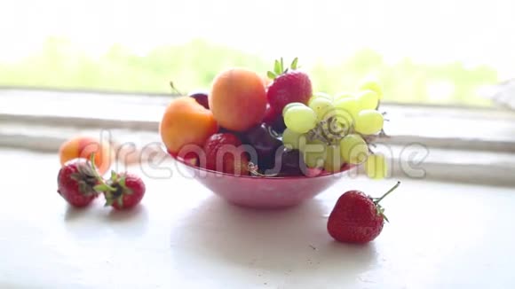 窗台上不同的夏日水果视频的预览图
