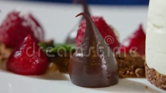 草莓巧克力酱特写巧克力滴和草莓特写视频的预览图