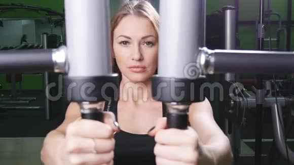 女人在健身房训练视频的预览图