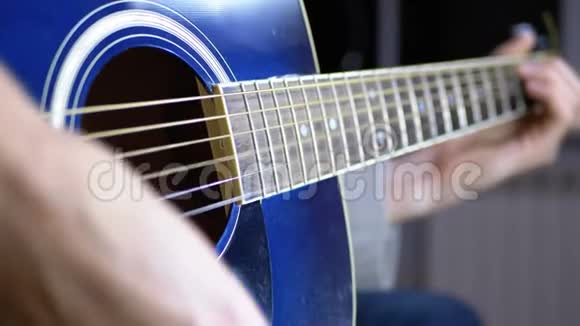 弹声吉他的人慢动作视频的预览图