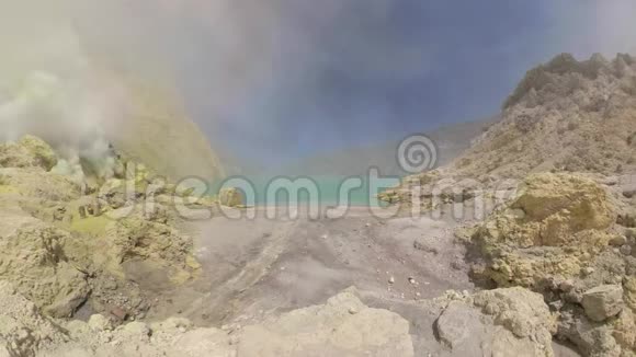 山景与火山口湖视频的预览图