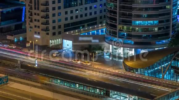 鸟瞰迪拜有轨电车在迪拜码头的夜晚时间视频的预览图
