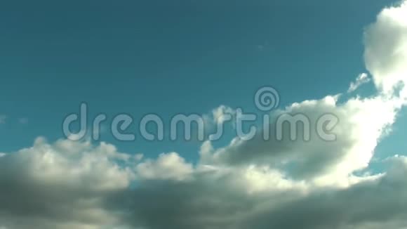 蓝天中的雨云时光流逝视频的预览图