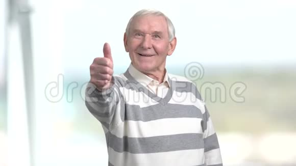 一个年长的男人出现了拇指视频的预览图