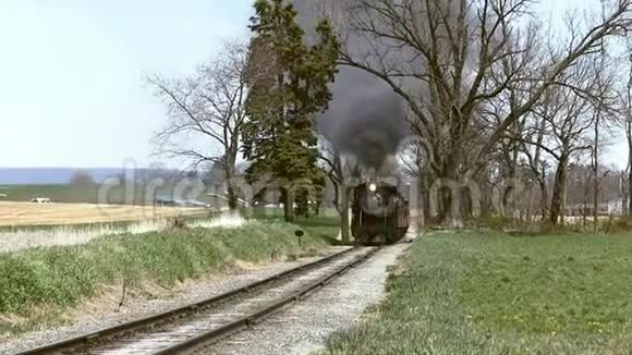 沿着阿米什农场的蒸汽火车视频的预览图