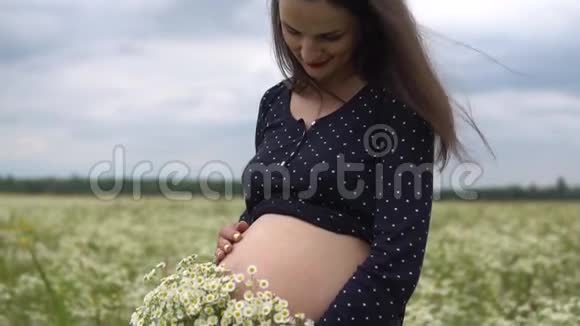 怀着一束花的孕妇视频的预览图