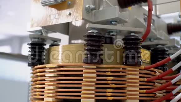 制造工厂的高压变压器电力变压器视频的预览图