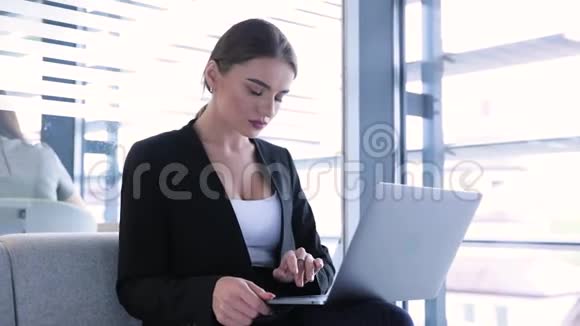 商务女性在办公中心工作电脑视频的预览图