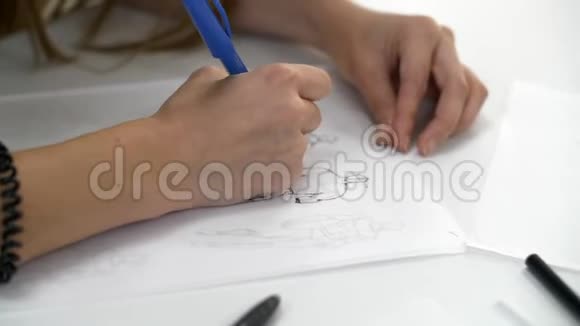 女性的手在纸上画画视频的预览图