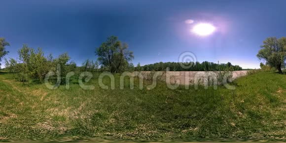 在美丽的山林景观中河流在岩石上流动的虚拟现实视频的预览图