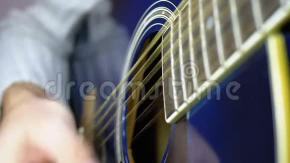 弹声吉他的人慢动作视频的预览图