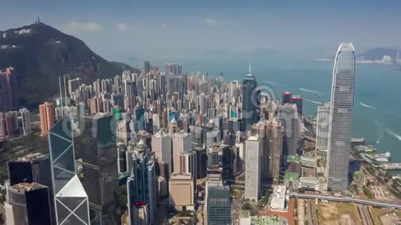 香港2018年5月铜锣湾及维多利亚湾的鸟瞰图住宅及写字楼及摩天大楼视频的预览图
