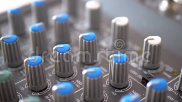 声音混合控制台上的控制旋钮视频的预览图