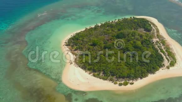 巴拉巴茨巴拉望的热带小岛鸟瞰图视频的预览图