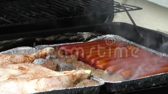 烧烤煤火烧烤食品视频的预览图