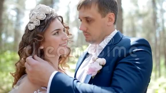 欧洲婚礼夫妇的肖像视频的预览图