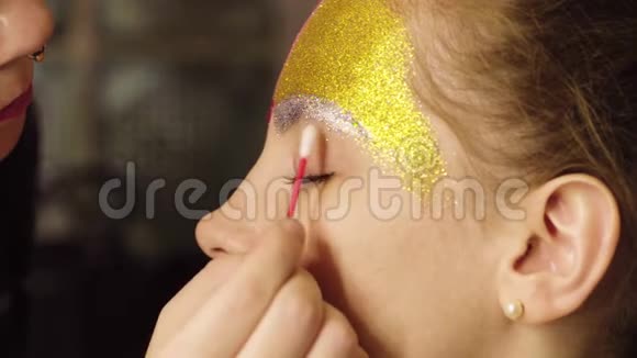 面子艺术化妆艺术家的画视频的预览图
