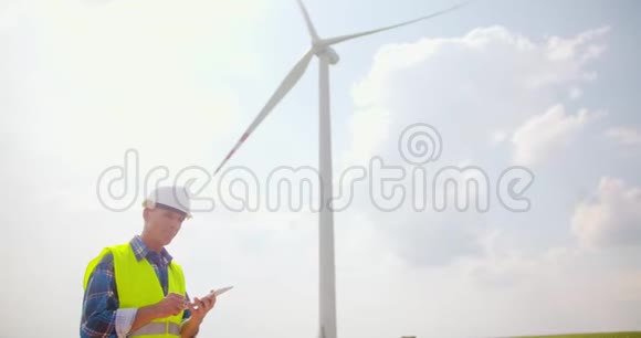 风力涡轮机农场逆天使用数字平板电脑的工程师视频的预览图