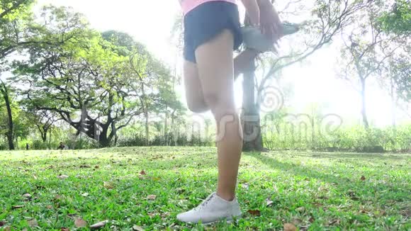 健康的亚洲年轻女性在公园锻炼适合年轻女性在早上做训练锻炼视频的预览图