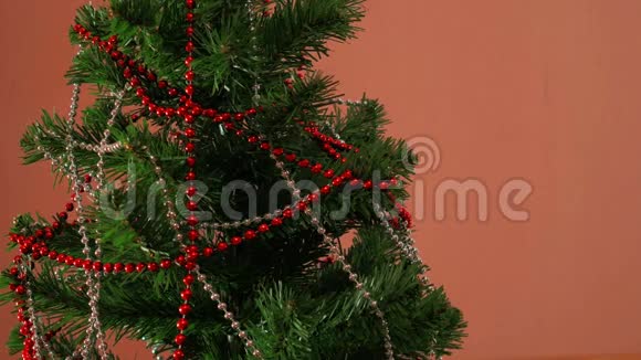 手工装饰圣诞树视频的预览图