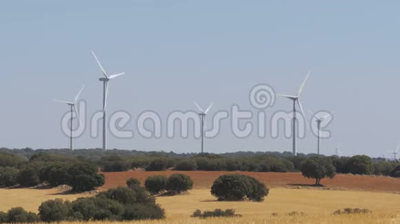 西班牙沙漠中的风力涡轮机视频的预览图