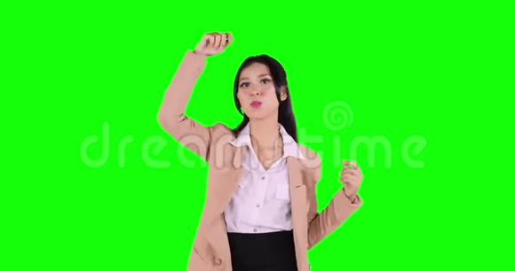 在工作室跳舞的商务女性视频的预览图