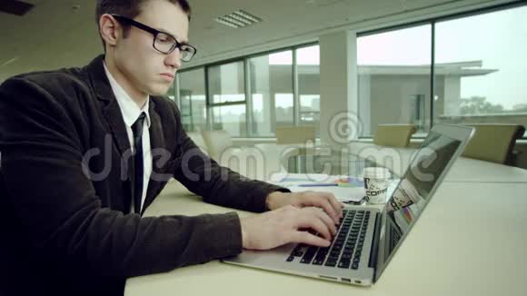 商人用笔记本电脑视频的预览图