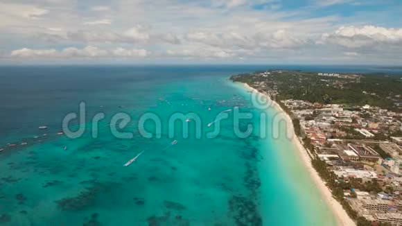 热带海滩与绿松石海视频的预览图