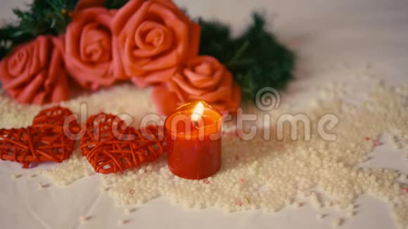 情人节快乐装饰花烛燃烧镜头视频的预览图
