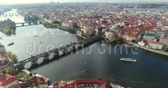 全景从上面看到布拉格市和查尔斯桥伏尔塔瓦河飞越查尔斯桥视频的预览图