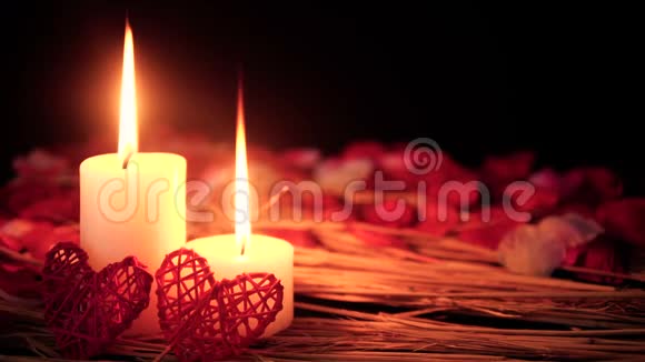 用蜡烛和花瓣装饰情人节的镜头视频的预览图
