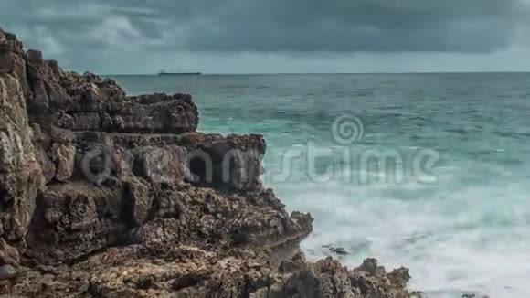 强烈的极端海浪撞击洞穴悬崖洞穴波卡多地狱葡萄牙视频的预览图