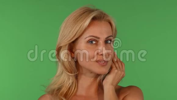 绿色背景下成熟女性的肖像视频的预览图