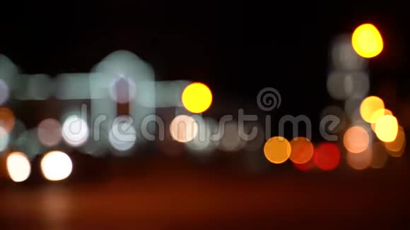 大城市的道路上夜间模糊的交通视频的预览图