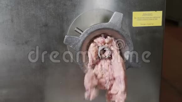 肉类和香肠加工厂的工业香肠生产过程肉类工厂设备香肠生产视频的预览图
