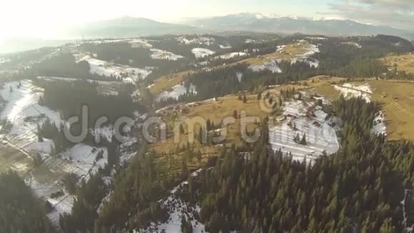 喀尔巴阡山针叶林空中拍摄春季视频的预览图