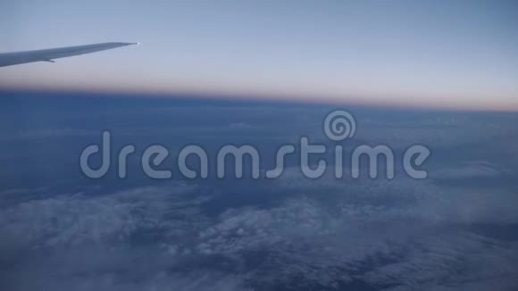 在飞往美国拉斯维加斯的商业航班上飞越白云与翼视频的预览图