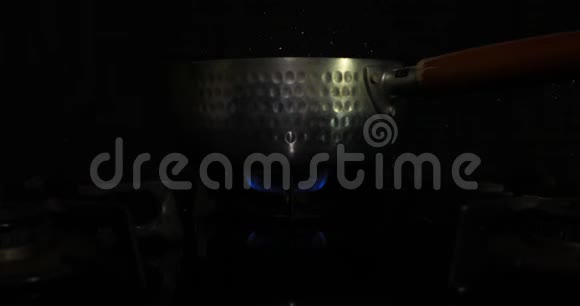 厨房锅下的热量被点燃视频的预览图