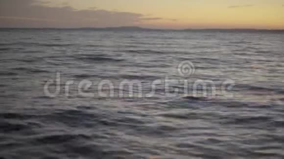日落时的海水特写镜头沙姆沙伊赫埃及视频的预览图