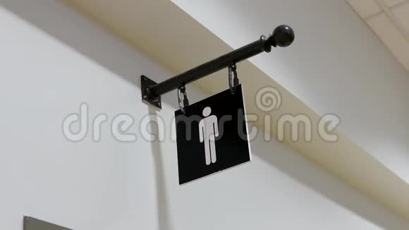 男子洗手间标志在墙上的运动视频的预览图