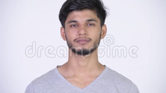 年轻快乐的留胡子的印度男人微笑视频的预览图