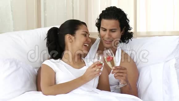 两个人在床上喝香槟视频的预览图